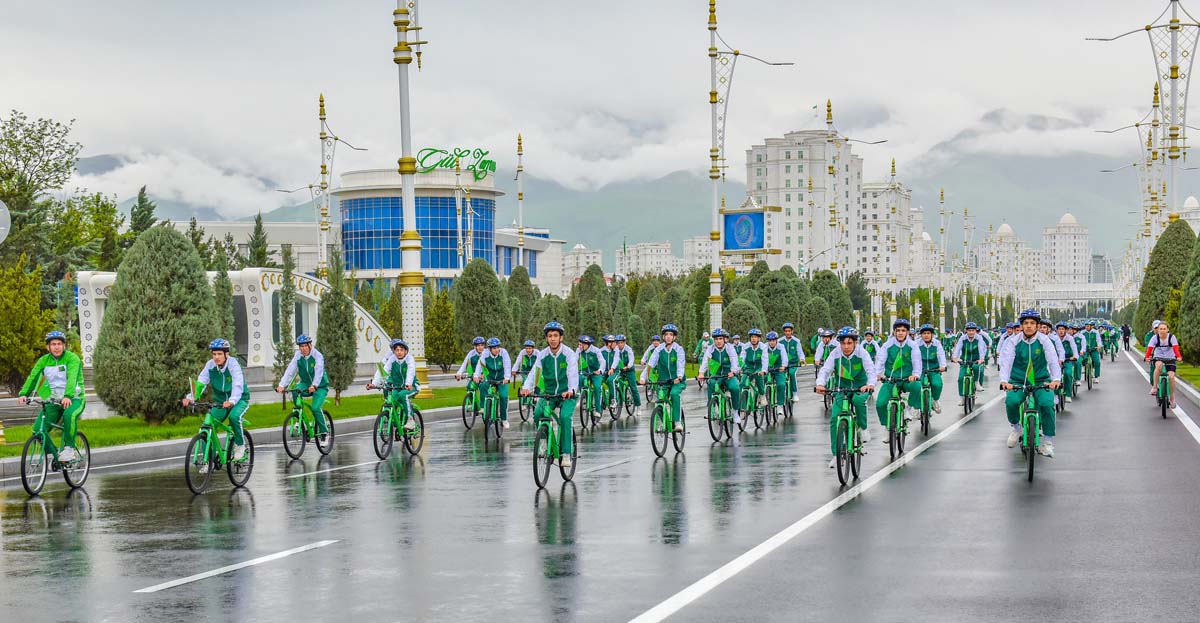 President Serdar Berdimuhamedov took part in the mass bicycle race